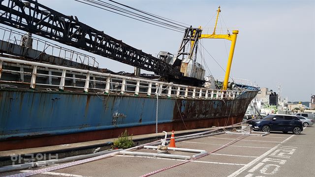 [저작권 한국일보]경북 포항 북구 항구동 포항지방해양수산청 부두에 길이 74m가 넘는 골재채취용 선박이 기울어진 채로 정박돼 있다. 김정혜기자 kjh@hankookilbo.com