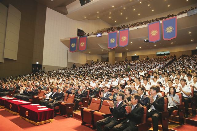 26일 경운대학교 경운벽강아트센터에서 열린 오르타 前 동티모르 대통령 명예박사학위수여식에 내빈과 경운대 재학생, 임직원, 지역 중고교생 등 1,500명이 참석한 가운데 열리고 있다. 경운대 제공