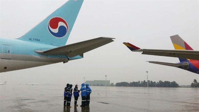 26일 오전 8시께 김포공항 주기장에서 이륙 전 탑승 게이트로 이동하던 아시아나항공 OZ3355편의 날개와 대한항공 KE2725편의 후미 꼬리 부분이 부딪히는 접촉사고가 발생했다. 국토교통부 제공=연합뉴스