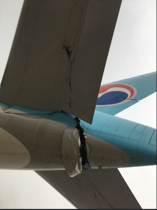 대한항공과 아시아나항공 여객기가 26일 김포공항 주기장에서 부딪치는 사고가 발생했다. 사고 당시 여객기에는 탑승객은 없었으며 기체 일부가 손상된 것으로 전해졌다. 사진 빨간색 원 안이 파손된 대한항공 여객기 꼬리부분. 독자 제공=연합뉴스