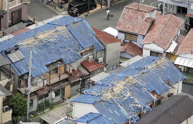 지난 18일 일본 오사카부에서 최대진도 6약의 지진으로 일부 주택에서 기와 등이 무너져 내린 모습. 오사카=교도통신 연합뉴스