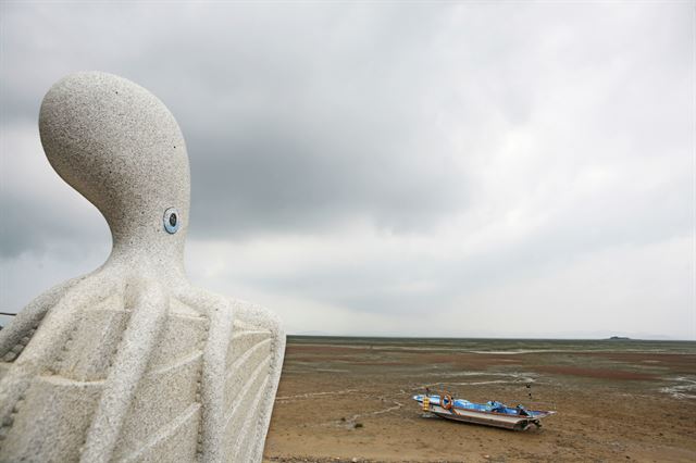 무안 갯벌의 낙지 동상. 한국관광공사 제공.