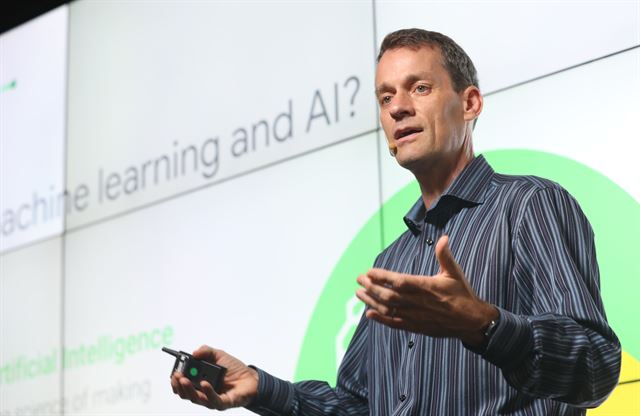 제프 딘(Jeff Dean) 구글 AI총괄이 26일 오전 서울 강남구 대치동 구글캠퍼스서울에서 열린 'AI with Google 2018'컨퍼런스에서 모두를 위한 AI를 주제로 기조연설을 하고 있다. 뉴스1