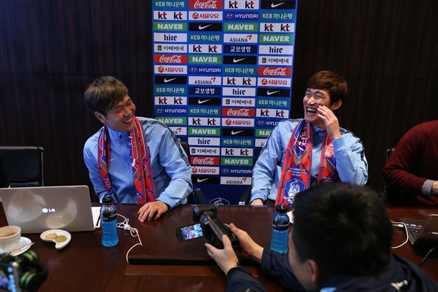 2015년 라이브 채팅을 통해 축구 팬들과 대화를 나누는 장현수(오른쪽), 김영권의 모습. 대한축구협회 제공