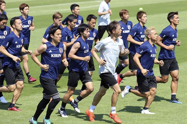 일본 축구대표팀이 26일 러시아 카잔 훈련장에서 런닝을 하고 있다. 카잔=AP 연합뉴스