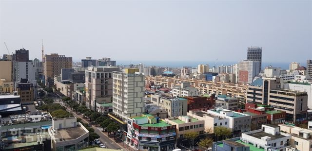 [저작권 한국일보]27일 오전 전남 진도의 변환소 설비 고장으로 제주로 오는 전력 공급이 일시적으로 끊기면서 제주 도심 등 3만여가구에 정전이 발생했다. 사진은 제주도심 전경. 김영헌 기자.