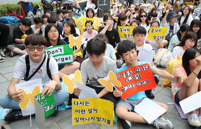 27일 오후 서울 종로구 중학동 일본대사관 앞에서 열린 제1341차 일본군 성노예 문제 해결을 위한 정기시위에서 대곡초등학교 학생들을 비롯한 참석자들이 일본 정부의 사죄를 촉구하는 구호를 외치고 있다. 연합뉴스