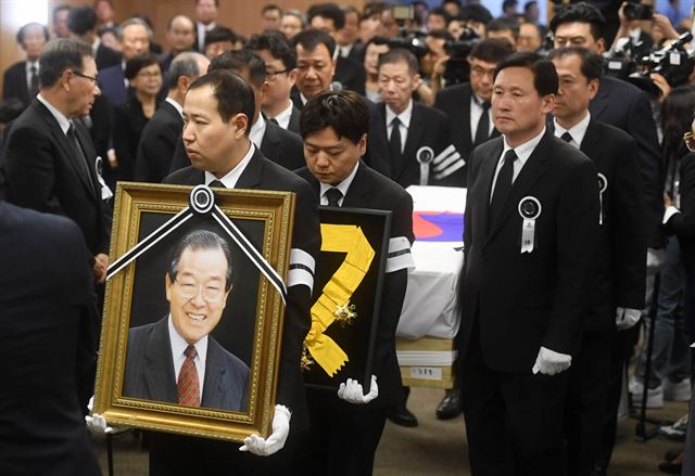 고(故) 김종필 전 국무총리의 영결식이 27일 서울아산병원에서 엄수되고 있다. 사진공동취재단