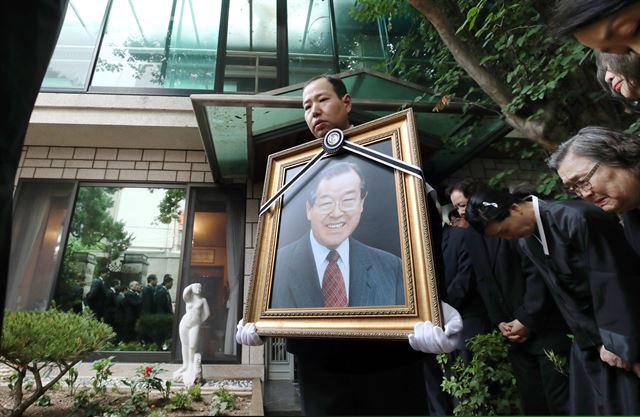 김종필 전 국무총리의 영정이 손자의 손에 들려 27일 서울 청구동 자택을 나가고 있다. 연합뉴스