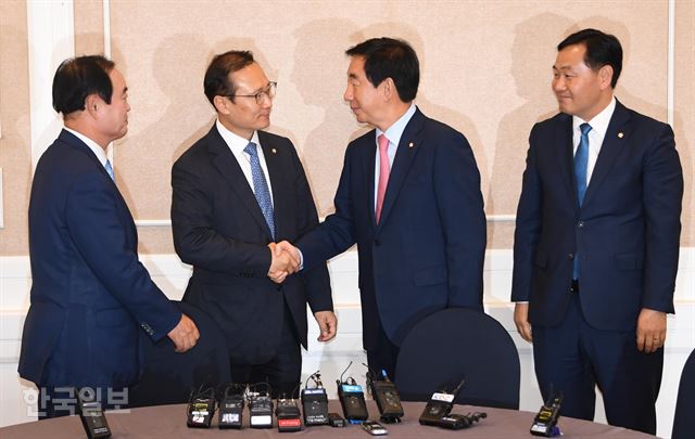 홍영표 더불어민주당, 김성태 자유한국당, 김관영 바른미래당, 장병완 평화와 정의의 의원모임 원내대표가 27일 국회 귀빈식당에서 20대 후반기 국회 원 구성을 위한 국회의장단·상임위원장 선출, 상임위 배분 등을 놓고 협상하기 위해 만나고 있다. 오대근 기자 inliner@hankookilbo.com