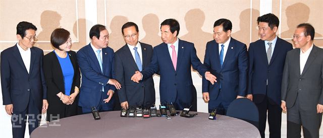 4당 원내대표와 수석부대표가 20대 후반기 국회 원 구성을 위해 27일 국회 귀빈식당에서 만나고 있다. 4당 체재에서 국회의장단·상임위원장 선출, 상임위 배분 등을 놓고 치열한 협상이 예상되고 있다. 오대근 기자 inliner@hankookilbo.com