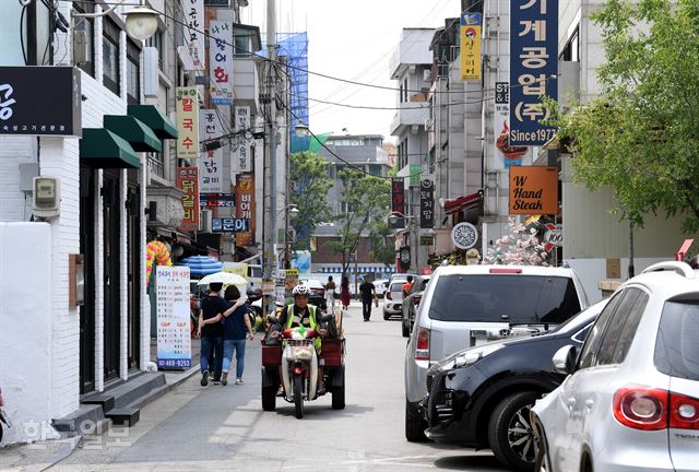 성동구는 서울숲, 방송대길 등 성수동 일대가 젠트리피케이션 조짐을 보이자 임대료 인상을 자제하자고 임대인들을 설득해 상생협약을 체결했다. 사진은 성동구 성수동 거리 모습. 고영권 기자