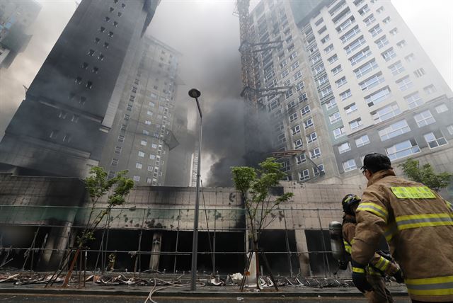 26일 오후 세종시 새롬동 신도심 한 아파트 건설현장에서 화재가 발생해 소방당국이 진화작업을 벌이고 있는 모습. 연합뉴스