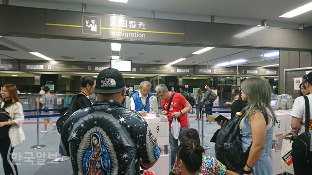 지난 3일 일본 나리타 국제공항 입국심사대 앞에서 유니폼을 입고 안경을 낀 노인이 외국인들의 입국심사 서류작성을 도와주고 있다. 비교적 풍부한 일자리 덕분에 일본의 노인들은 우리와 달리 젊은 세대를 향한 분노를 터트리는 모습을 쉽게 드러내지 않는다. [저작권 한국일보] 박소영기자