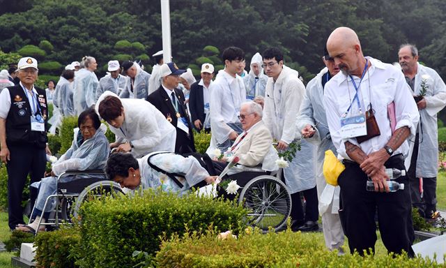 국가보훈처의 초청으로 방한한 6·25전쟁 미국 참전용사와 가족, 해외에 거주 중인 교포 참전용사와 가족 등 85명이 26일 부산 남구 유엔기념공원을 방문, 유엔군 전몰장병묘역을 참배하고 있다. 뉴시스