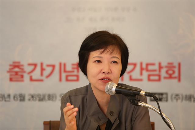 역사추리소설 '구월의 살인'을 낸 김별아 작가는 작가의 말에 "이야기의 상상력은 사실과 진실, 그리고 비밀과 거짓말 사이에 있다. 기어이 그 틈새를 비집고 들어가 보기로 했다"고 썼다. 해냄 제공