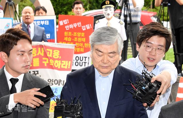 조양호 한진그룹 회장이 28일 오전 조세포탈과 횡령, 배임 혐의로 서울남부지방검찰청에 출석해 검찰조사실로 들어가고 있다. 신상순 선임기자 ssshin@hankookilbo.com