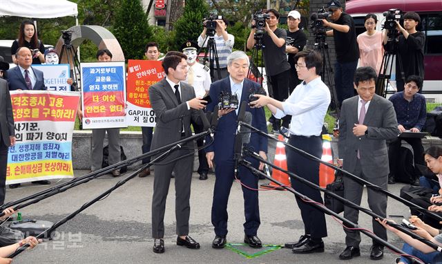 조양호 한진그룹 회장이 28일 오전 조세포탈과 횡령, 배임 혐의로 서울남부지방검찰청에 출석해 기자들의 질문에 답하고 있다. 신상순 선임기자ssshin@hankookilbo.com