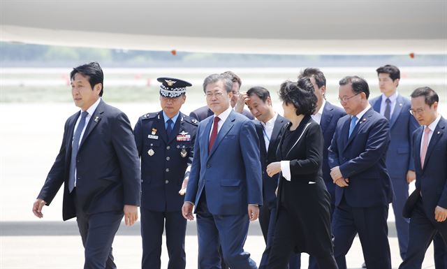 러시아 국빈방문을 마친 문재인 대통령과 부인 김정숙 여사가 24일 오후 서울공항에 도착, 활주로를 통해 전용 헬기로 이동하고 있다. 연합뉴스