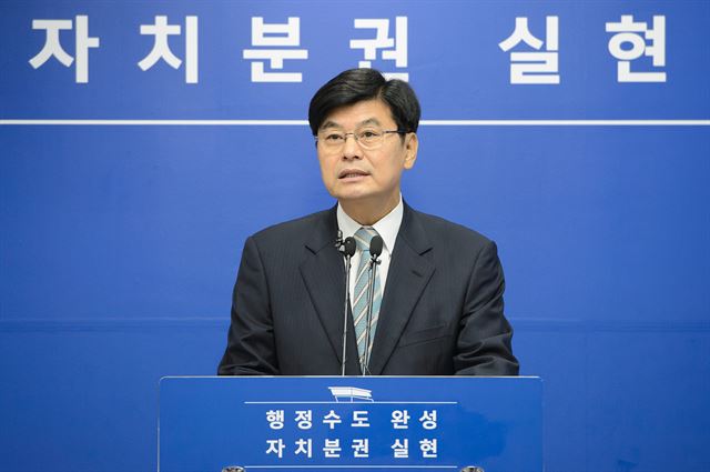 이춘희 세종시장이 28일 시청 브리핑룸에서 정례브리핑을 갖고, 조치원ㆍ연기비행장 통합 이전 사업을 설명하고 있다. 세종시 제공.