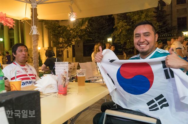 [저작권 한국일보] 2018러시아 월드컵 한국팀 조별리그가 끝난 28일 새벽(현지시간) 러시아 카잔 바우만 거리를 찾은 멕시코 축구팬이 태극기를 들고 한국축구팀에게 감사를 전하고 있다. 카잔=류효진 기자