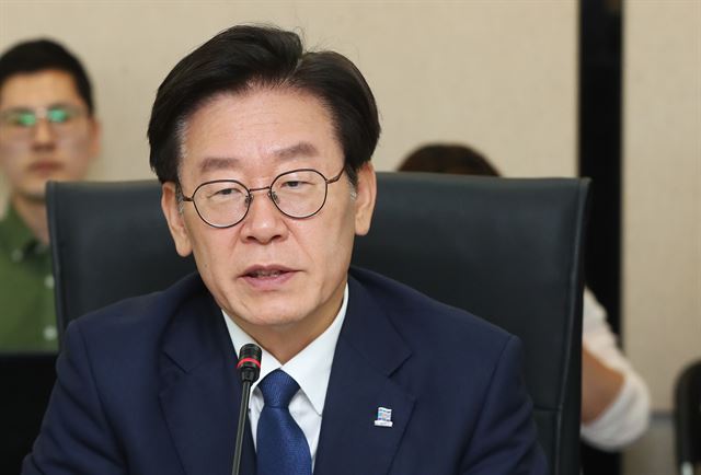 이재명 경기도지사 당선인이 28일 오전 경기도 수원시 영통구 차세대융합기술연구원에서 열린 새로운 경기 위원회 4차 회의에서 인사말을 하고 있다. 연합뉴스