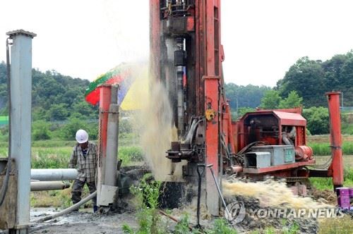 충남 홍성에서 지하수를 개발하는 모습. 연합뉴스.