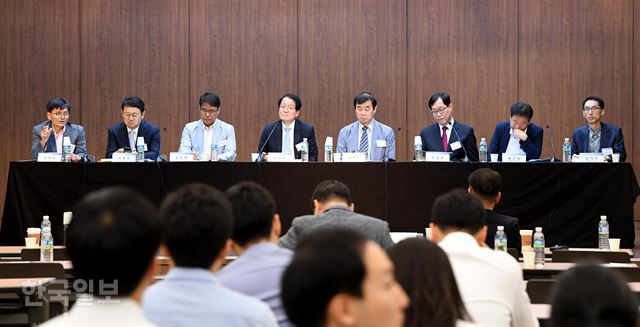 이계성 한국일보 논설고문 겸 한반도평화연구소 소장이 28일 오후 서울 명동 은행연합회관 국제회의실에서 열린 ‘한국경제의 새로운 도약을 위한 남북경협 방향과 과제’ 공동 정책 세미나에서 패널토론을 하고 있다. 왼쪽부터 이계성 고문, 이종화 고려대학교 아시아문제연구소 소장, 김두환 LH토지주택연구원 북한연구센터 실장, 남성욱 고려대학교 행정전문대학원 원장, 양문수 북한대학원대학교 교수, 유승호 한국수출입은행 본부장, 황건일 기획재정부 국제경제관리관, 김석진 통일연구원 연구위원. 김주성 기자