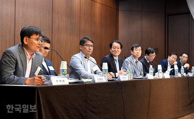 이계성 한국일보 논설고문 겸 한반도평화연구소 소장이 28일 오후 서울 명동 은행연합회관 국제회의실에서 열린 ‘한국경제의 새로운 도약을 위한 남북경협 방향과 과제’ 공동 정책 세미나에서 패널토론을 하고 있다. 왼쪽부터 이계성 고문, 이종화 고려대학교 아시아문제연구소 소장, 김두환 LH토지주택연구원 북한연구센터 실장, 남성욱 고려대학교 행정전문대학원 원장, 양문수 북한대학원대학교 교수, 유승호 한국수출입은행 본부장, 황건일 기획재정부 국제경제관리관, 김석진 통일연구원 연구위원. 김주성 기자