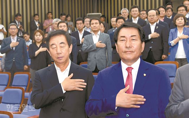 김성태(앞줄 왼쪽) 자유한국당 대표 권한대행과 안상수(오른쪽) 비상대책위원회 준비위원장이 28일 국회에서 열린 의원총회에서 당 소속 의원들과 의총 시작에 앞서 국민의례를 하고 있다. 오대근 기자