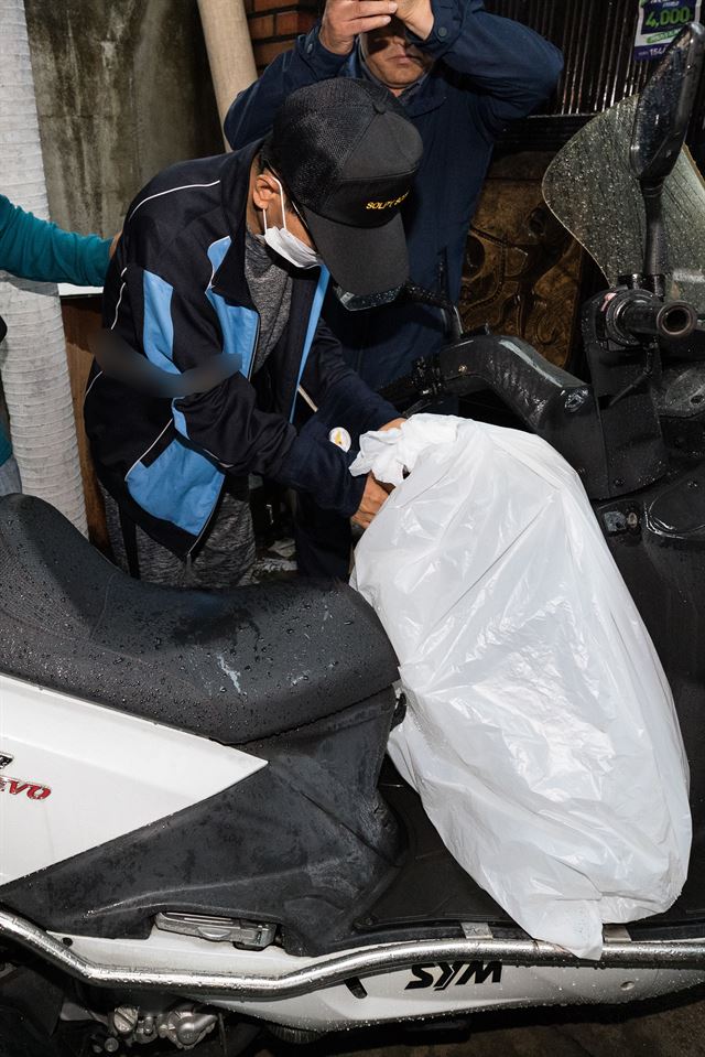 지인을 살해하고 시신을 인근 야산에 암매장한 뒤 여장을 한 채로 은행에서 돈을 찾은 피의자 박모씨(48)가 26일 오전 서울 노원구 상계동 자택에서 현장검증을 하고 있다.박씨는 지난 8일 평소 알고 지내던 50대 남성 A씨를 흉기로 살해하고 시신을 서울 노원구 소재 야산에 유기한 혐의를 받는다. 뉴스1