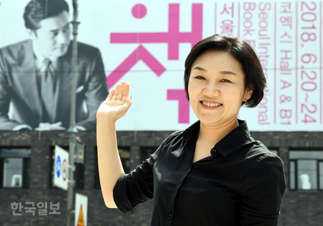 지난 27일 서울 사간동 대한출판문화협회 김연숙 본부장이 포즈를 취하고 있다. 미남배우 장동건은 서울국제도서전과 함께 했으나 문재인 대통령은 러시아 순방 일정으로 참석하지 못했다. 고영권기자