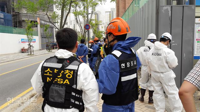 [저작권 한국일보] 28일 오전 세종시 새롬동 주상복합아파트 트리쉐이드 신축공사장 앞에서 합동정밀감단 관계자가 감식 전 얘기를 나누고 있다.