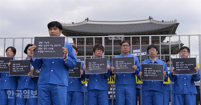 [저작권 한국일보] 세계병역거부자의 날인 지난 15일 서울 광화문북측광장에서 국제엠네스티 한국지부 회원들이 기자회견을 열고 양심에 따른 병역거부자의 처벌 중단과 대체복무제 도입을 요구하고 있다. 류효진 기자