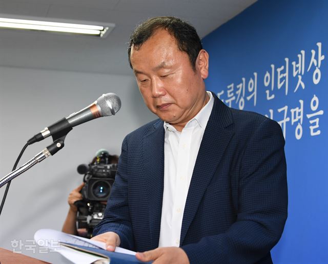 드루킹 댓글조작 의혹 수사를 맡은 허익범 특별검사팀의 박상융 특검보가 29일 오후 서울 서초구에 마련된 특검사무실에서 수사 진행상황을 브리핑하고 있다. 배우한 기자