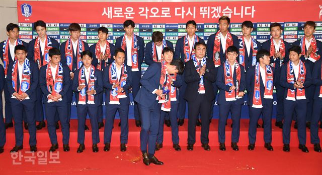 세계1위 독일을 격파한 2018 러시아 월드컵 대한민국 축구대표팀 선수들이 29일 오후 인천공항을 통해 귀국 한 후 열린 해단식 에서 손흥민 선수가 누군가 던져 깨진 달걀을 살피고 있다. 신상순 선임기자