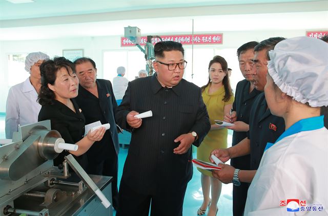 북한 조선중앙통신은 김정은 국무위원장과 리설주 여사가 신의주 화장품공장을 현지 지도했다고 1일 보도하며 정확한 촬영 일시는 공개하지 않았다. 조선중앙통신 연합뉴스