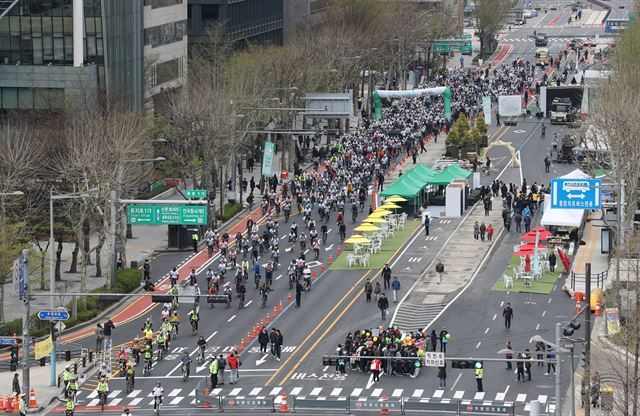 시민 1,000여명이 지난 4월 종로 ‘자전거 전용차로’ 개통을 기념해 열린 자전거 퍼레이드에서 따릉이를 타고 힘차게 출발하고 있다. 연합뉴스