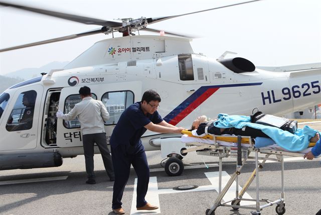 충남닥터헬기가 700번째 이송한 환자를 단국대병원 의료진이 권역응급의료센터로 이동시키고 있다. 단국대병원 제공