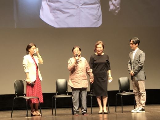 지난달 15일 ‘허스토리’ 부산 시사회에 참석한 김문숙 한국정신대문제대책 부산협의회 회장(왼쪽에서 두 번째). 이날 김 회장을 처음 만난 배우 김희애와 김해숙은 눈물을 흘렸다. NEW 제공