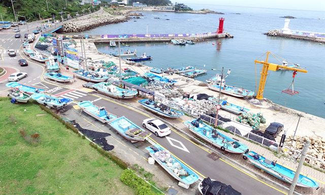 제7호 태풍 ‘쁘라삐룬’이 북상 중인 1일 부산 해운대구 송정해수욕장 인근 도로 변에 어선들이 대피해 있다. 부산=연합뉴스