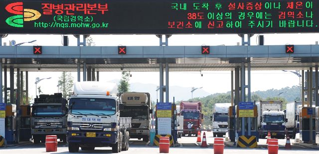 [저작권 한국일보] 개성공단에서 출발한 물류차량이 도라산 남북출입사무소를 통해 남쪽으로 진입하고 있다. 고영권 기자