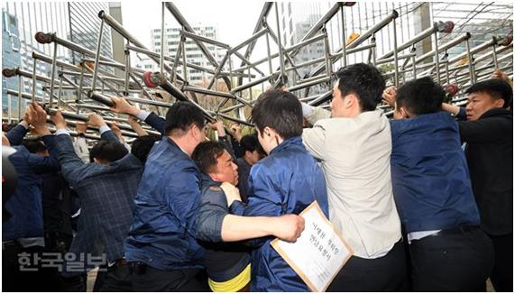 삼성그룹 계열사 및 관련사 4개 노조 관계자들이 지난 4월 3일 서울 서초구 서초동 삼성본관 앞에서 기자회견을 연 후, 이재용 부회장에게 면담 요청서를 전달하기 위해 본관에 들어가려다 제지당하고 있다. 서재훈 기자 spring@hankookilbo.com