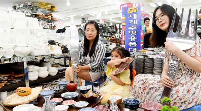 50년 역사의 국내 최대 그릇도매상가인 서울 남대문 그릇도매상가에서 2일 세계주방용품대전을 개최해 모델들이 이를 홍보하고 있다. 김주성 기자