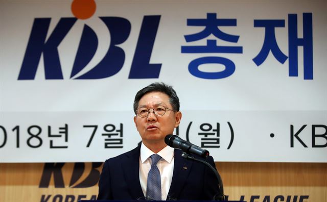 이정대 한국농구연맹(KBL) 신임 총재가 2일 오전 서울 강남구 KBL센터에서 열린 제9대 KBL 총재 취임식에서 인사말을 하고 있다. 연합뉴스