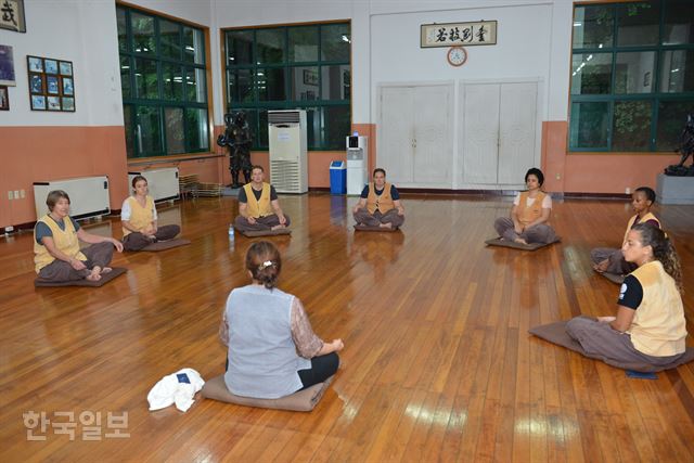 [저작권 한국일보]경북 경주시 골굴사 템플스테이에 참가한 외국인들이 1일 사찰 내 선무도대학에서 불교 문화에 대한 설명을 듣고 있다. 전준호기자 jhjun@hankookilbo.com