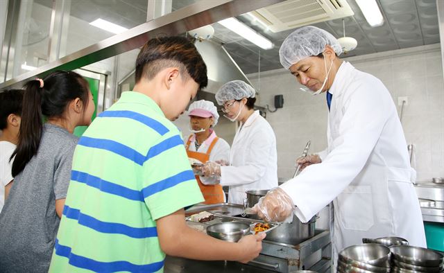 장석웅 전남도교육감이 작은학교인 무안 한 초등학교를 방문해 학생들에게 급식을 나눠주고 있다. 장 교육감은 작은학교 급식환경을 개선키로 했다. 전남교육청 제공