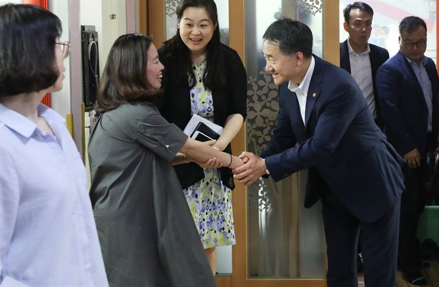 박능후 보건복지부 장관이 2일 서울 마포구 상암동의 한 어린이집을 방문해 어린이집 관계자와 인사하고 있다. 이날 박 장관은 보육교사들과 만나 휴게시간 관련 간담회를 가졌다. 고영권 기자 youngkoh@hankookilbo.com