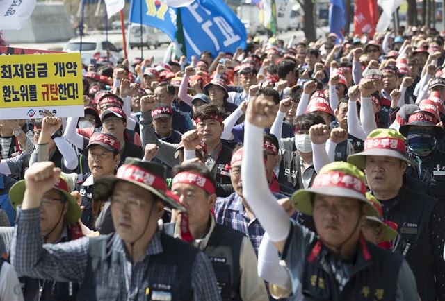 지난 6월 5일 오전 서울 세종로공원 앞에서 열린 최저임금법 개악 폐기를 위한 한국노총 결의대회에서 참석자들이 민중의례를 하고 있다. 연합뉴스