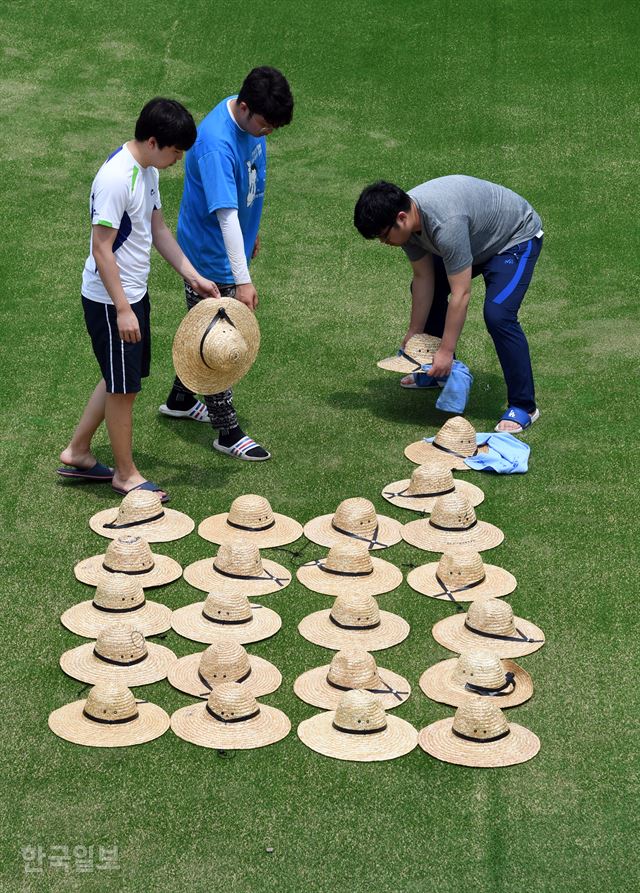 인하대 농활대가 강원도 철원군 토성마을회관에서 밀집모자를 말리고 있다. 농활은 새내기의 로망. 농활 천하지대본. 신상순 선임기자